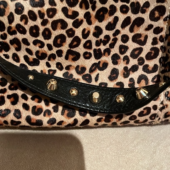 Perfect juicy couture purse leopard print with hot pink interior. - Picture 4 of 7